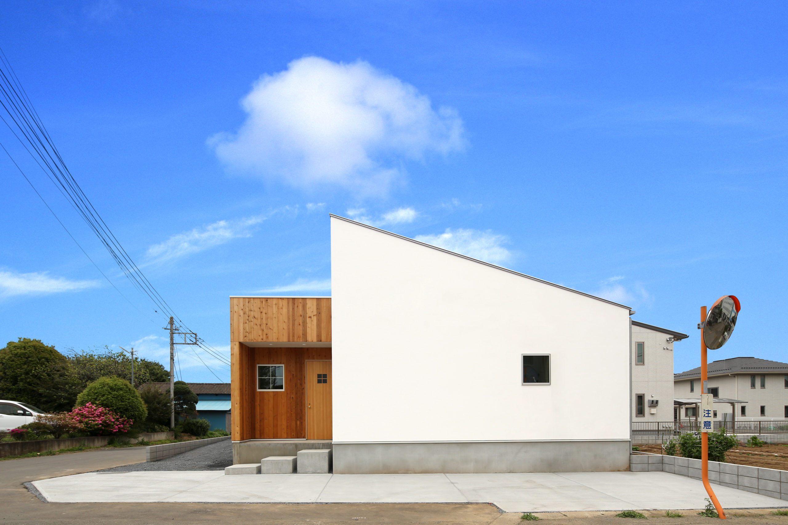 「外に閉じて内に開く平屋｜中庭と吹き抜けが光を届ける開放的なミニマルデザインの家」